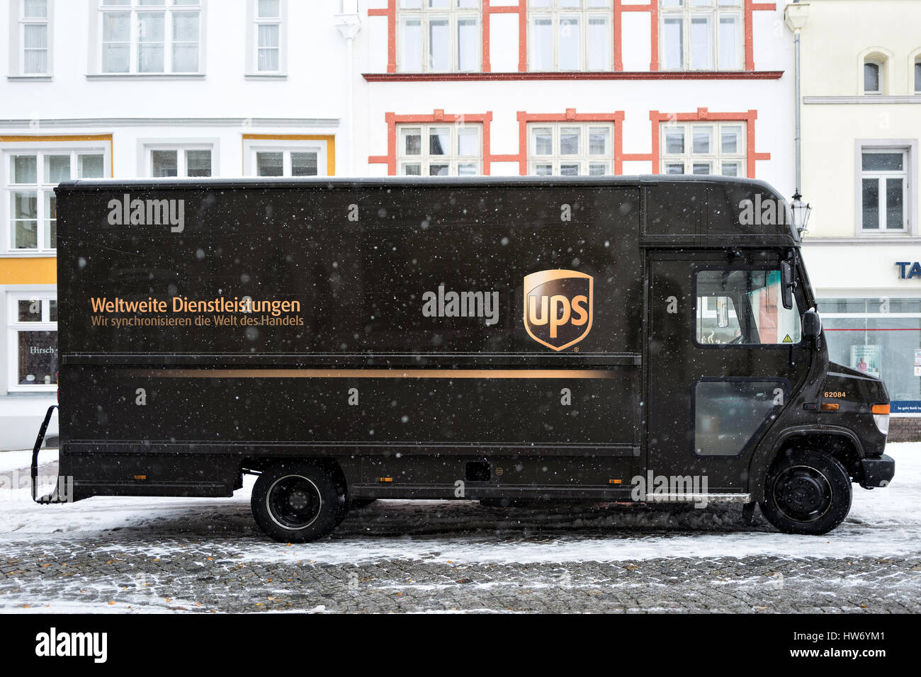 Consegna UPS van durante la nevicata Foto Stock