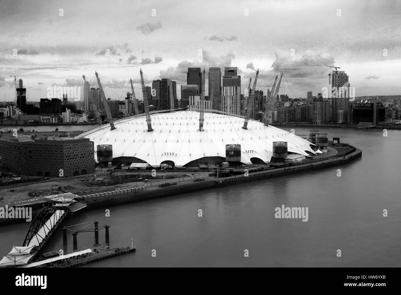 Vista del Millenium Dome dalla Emirates Air Line (funivia), il fiume Tamigi, Londra, Inghilterra Foto Stock