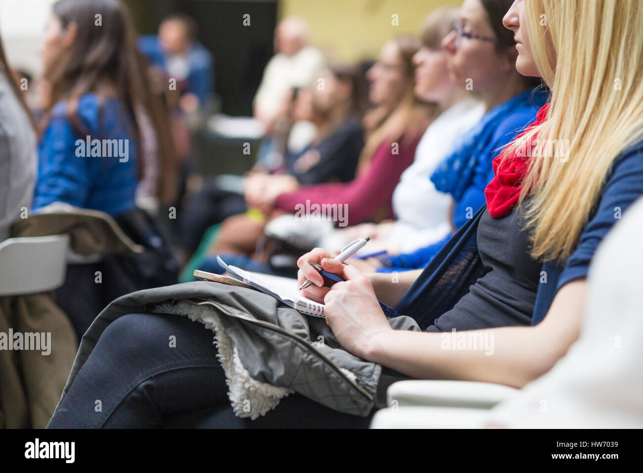 Mani tenendo le penne e rendere note a lezione. Foto Stock