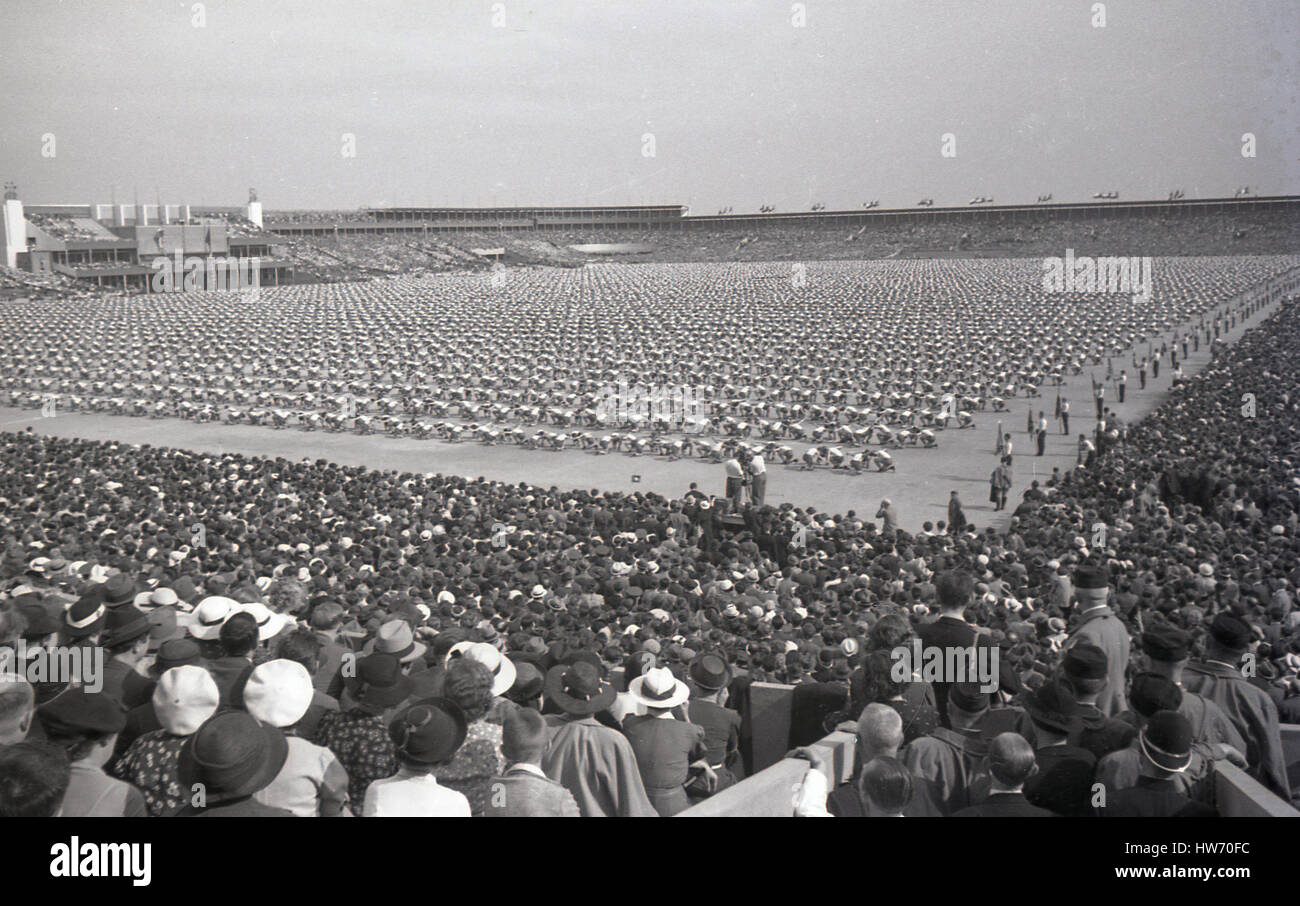 1938, storico enorme folla al giant Strahov Stadium guarda una performance di massa dai concorrenti nel Pan-Sokol Slet internazionale festival di Praga, Cecoslovacchia. Foto Stock
