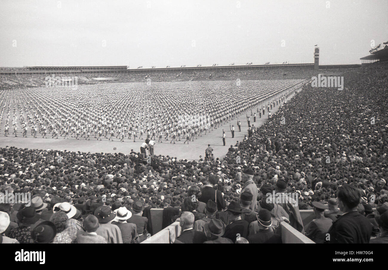 1938, storico enorme folla al giant Strahov Stadium guarda una performance di massa dai concorrenti nel Pan-Sokol Slet internazionale festival di Praga, Cecoslovacchia. Foto Stock