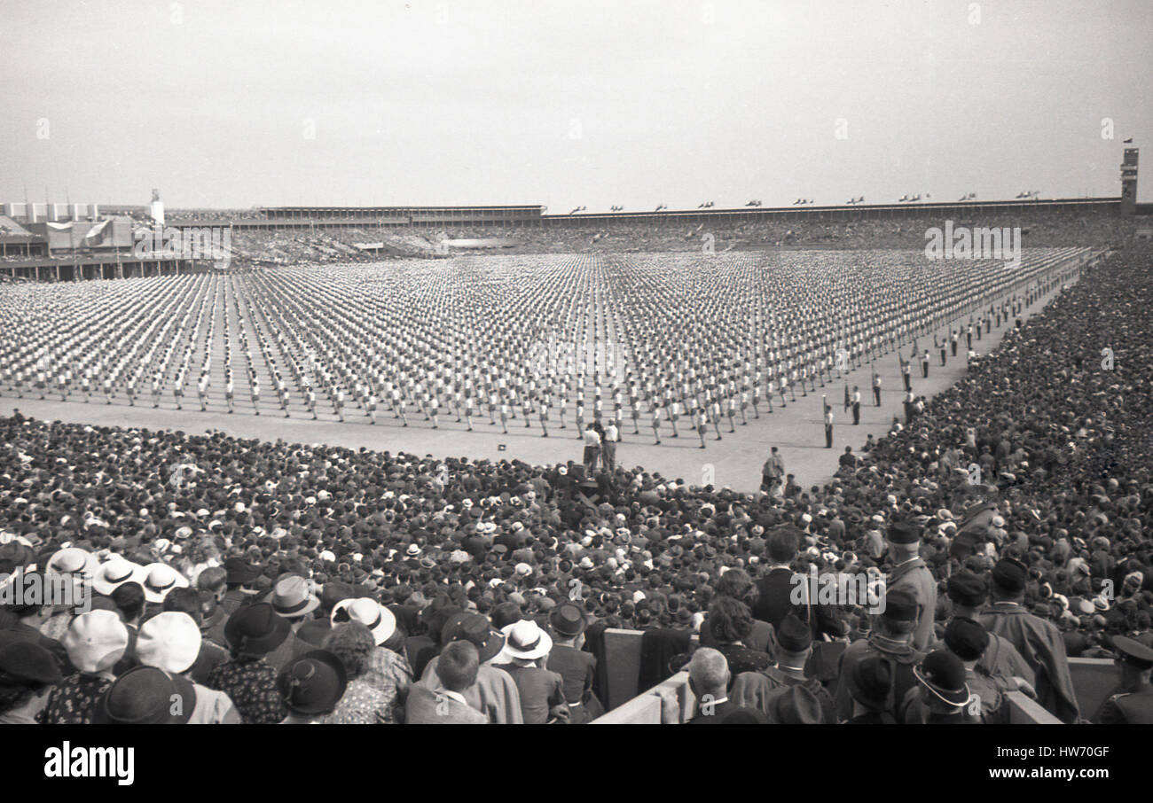 1938, storico enorme folla al giant Strahov Stadium guarda una performance di massa dai concorrenti nel Pan-Sokol Slet internazionale festival di Praga, Cecoslovacchia. Foto Stock