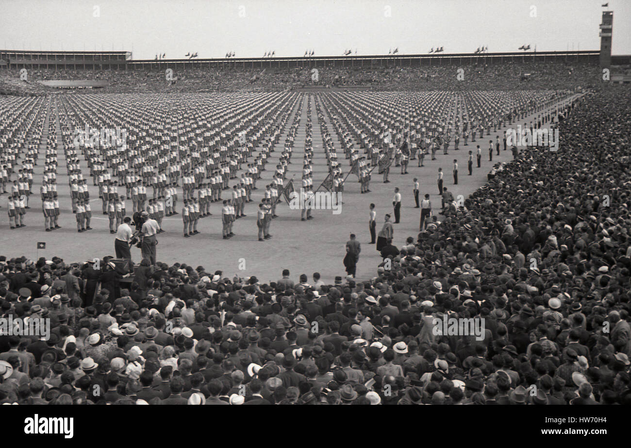 1938, storico enorme folla al giant Strahov Stadium guarda una performance di massa dai concorrenti nel Pan-Sokol Slet internazionale festival di Praga, Cecoslovacchia. Foto Stock