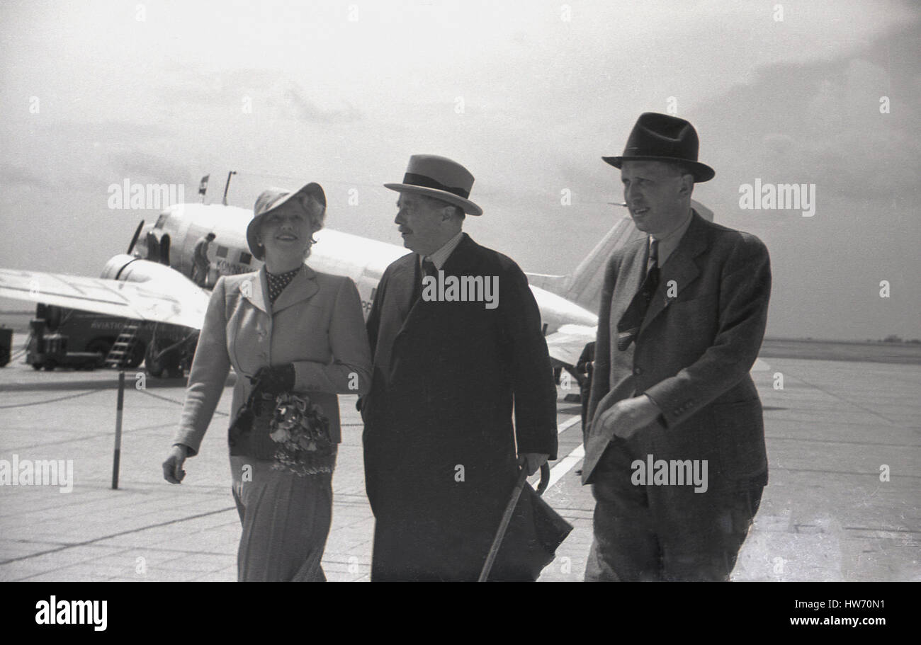 1930s, il famoso autore inglese H. G Wells e sua moglie camminando sulla pista dopo l arrivo all aeroporto di Praga-Ruzyne, Czecholslovakia. Pozzetti è stata un esplicito sostenitore del paese contro il Nazi propaganda tedesca in questo momento. Foto Stock
