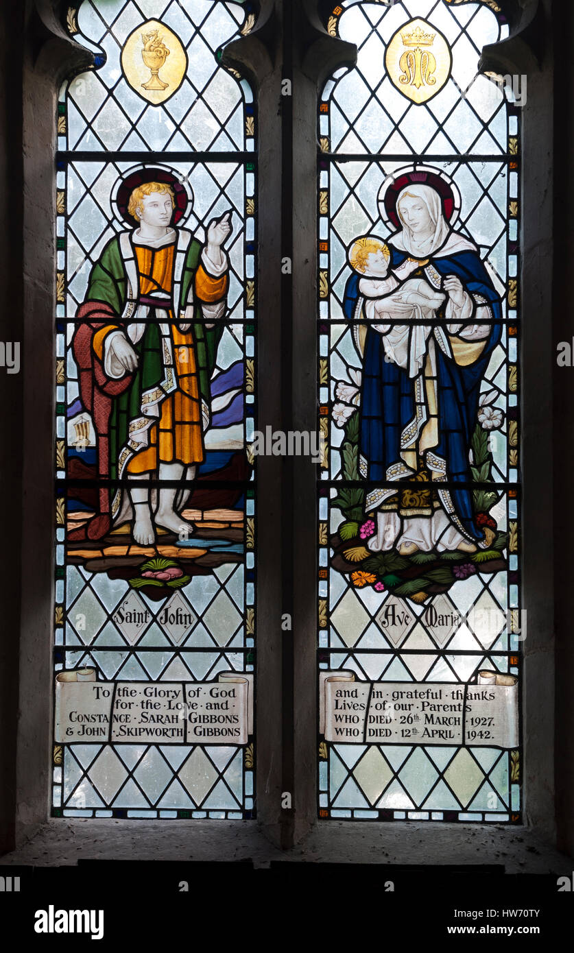 San Giovanni e Ave Maria in vetro colorato, Santa Maria Maddalena la Chiesa, Boddington, Gloucestershire, England, Regno Unito Foto Stock