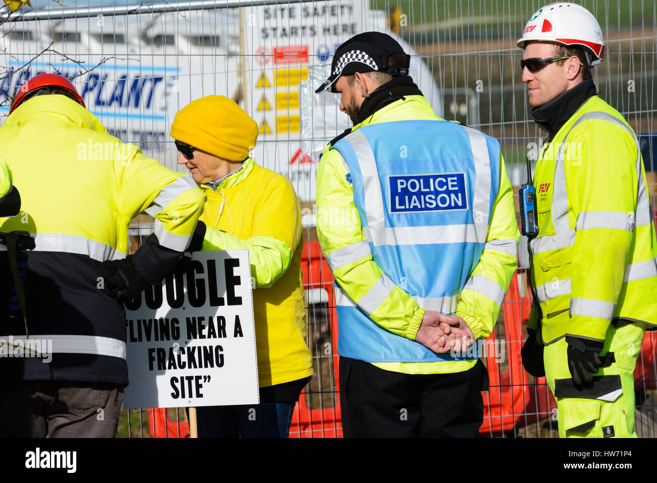 Cooperazione di polizia, e Yates lavoratori e anti-fracking manifestanti raccogliere all'entrata di Cuadrillas controverso shale gas-sito su Preston New Road vicino Blac. Foto Stock