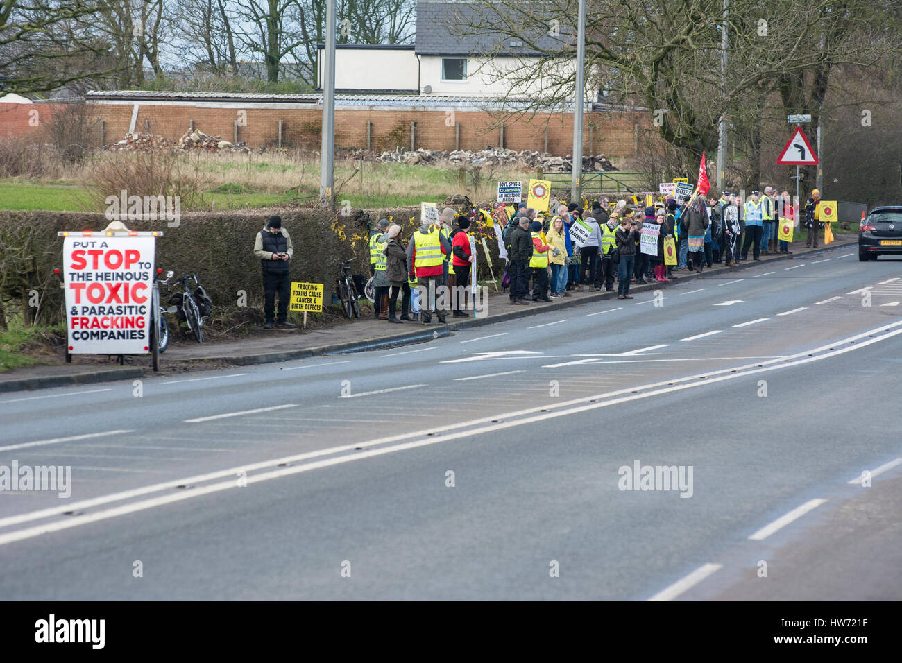 Anti-fracking manifestanti stand al di fuori di Cuadrillas controverso gas di scisto sito nelle vicinanze Blackpool ogni giorno feriale. Foto Stock