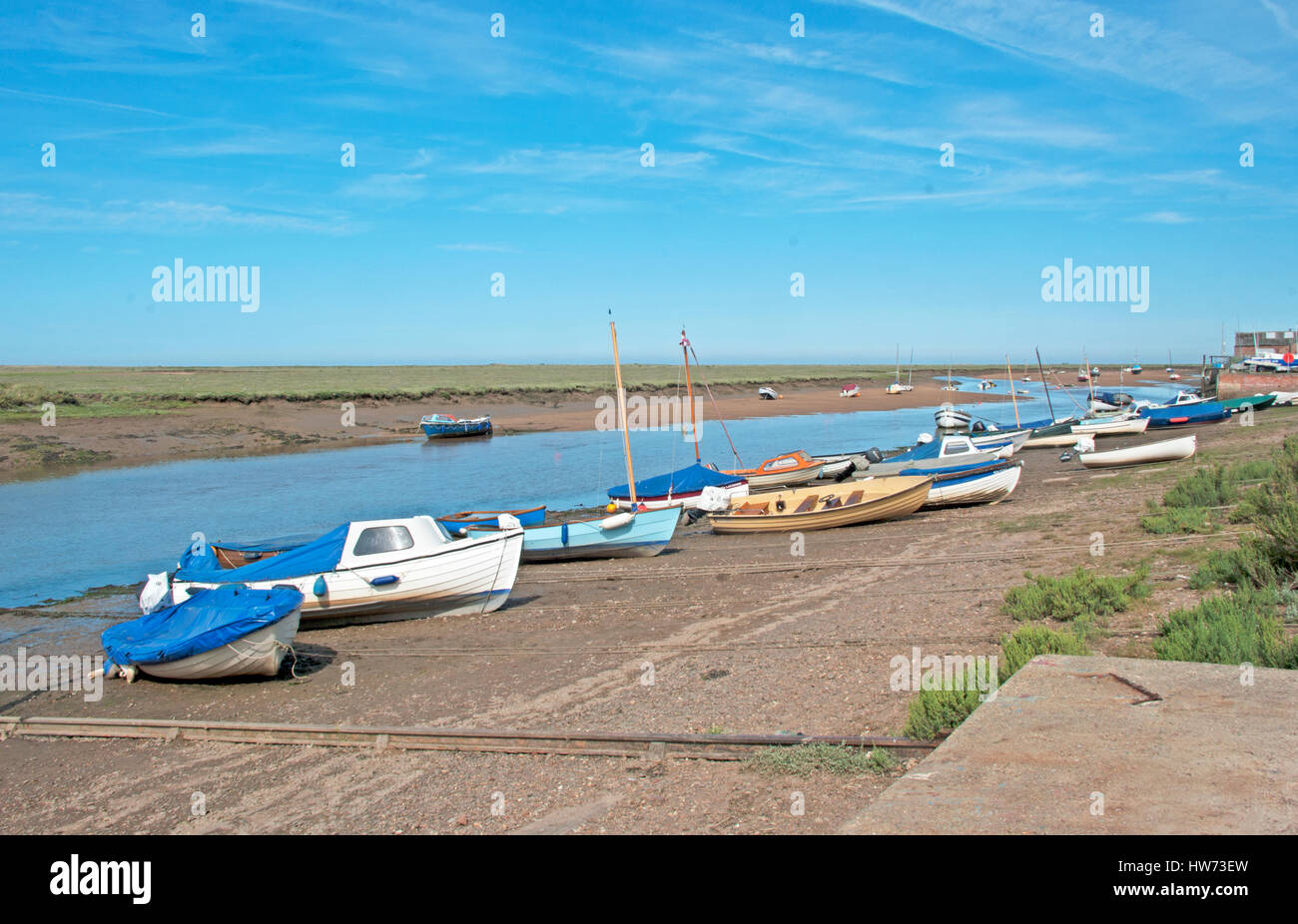 Pozzetti accanto al mare, a estuario, barche su Forshore, Norfolk, Foto Stock