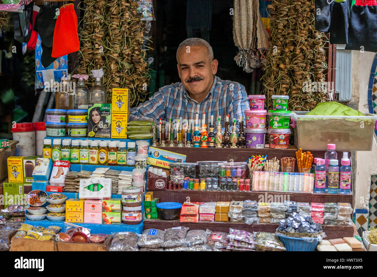 Fes, Marocco. Venditore a vendere la varietà di prodotti per la cura del corpo nella Medina di Fes El-Bali. Foto Stock
