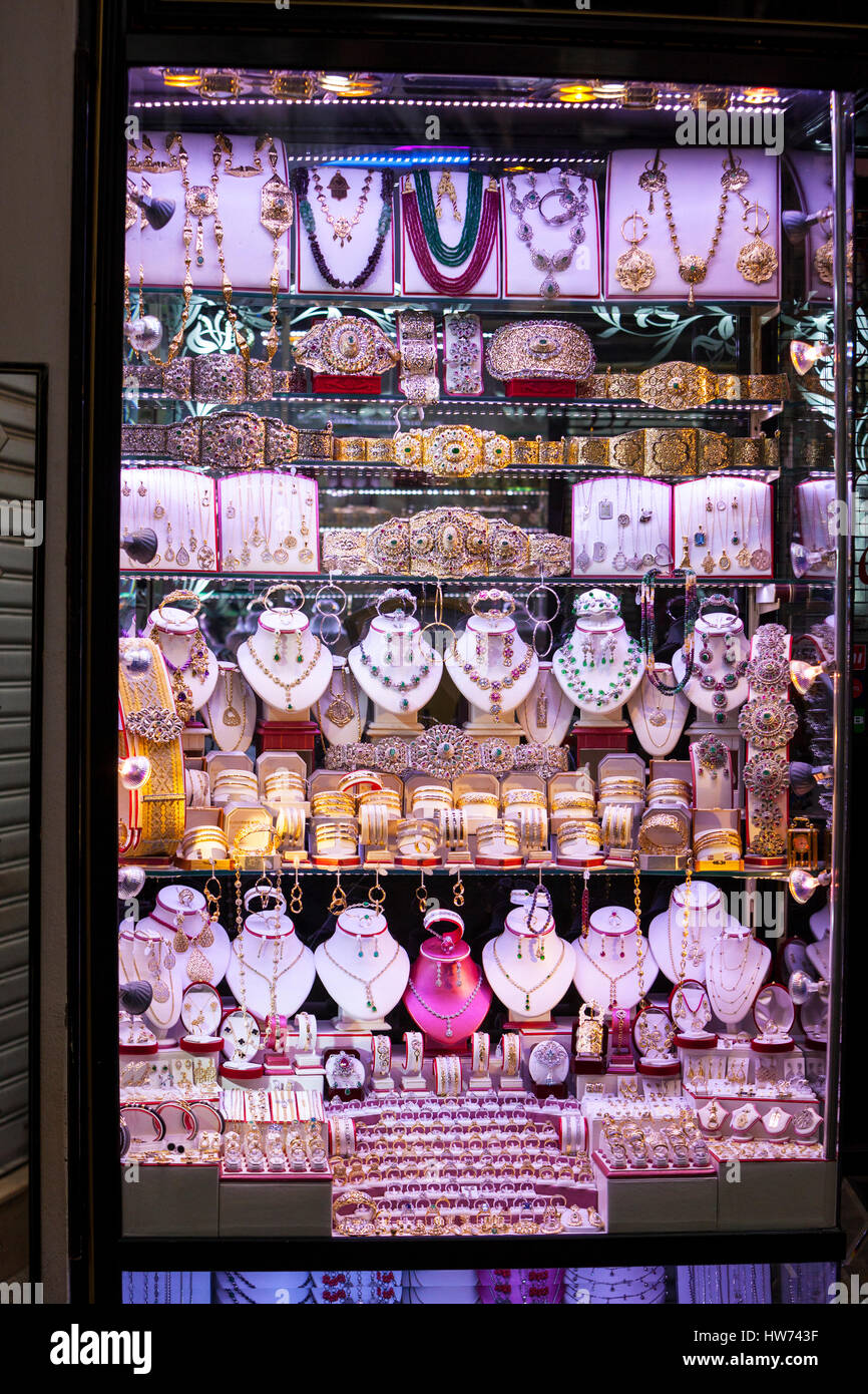 Fes, Marocco. Negozio gioielli finestra. Anelli, braccialetti, collane,  smeraldi, argento e oro Foto stock - Alamy
