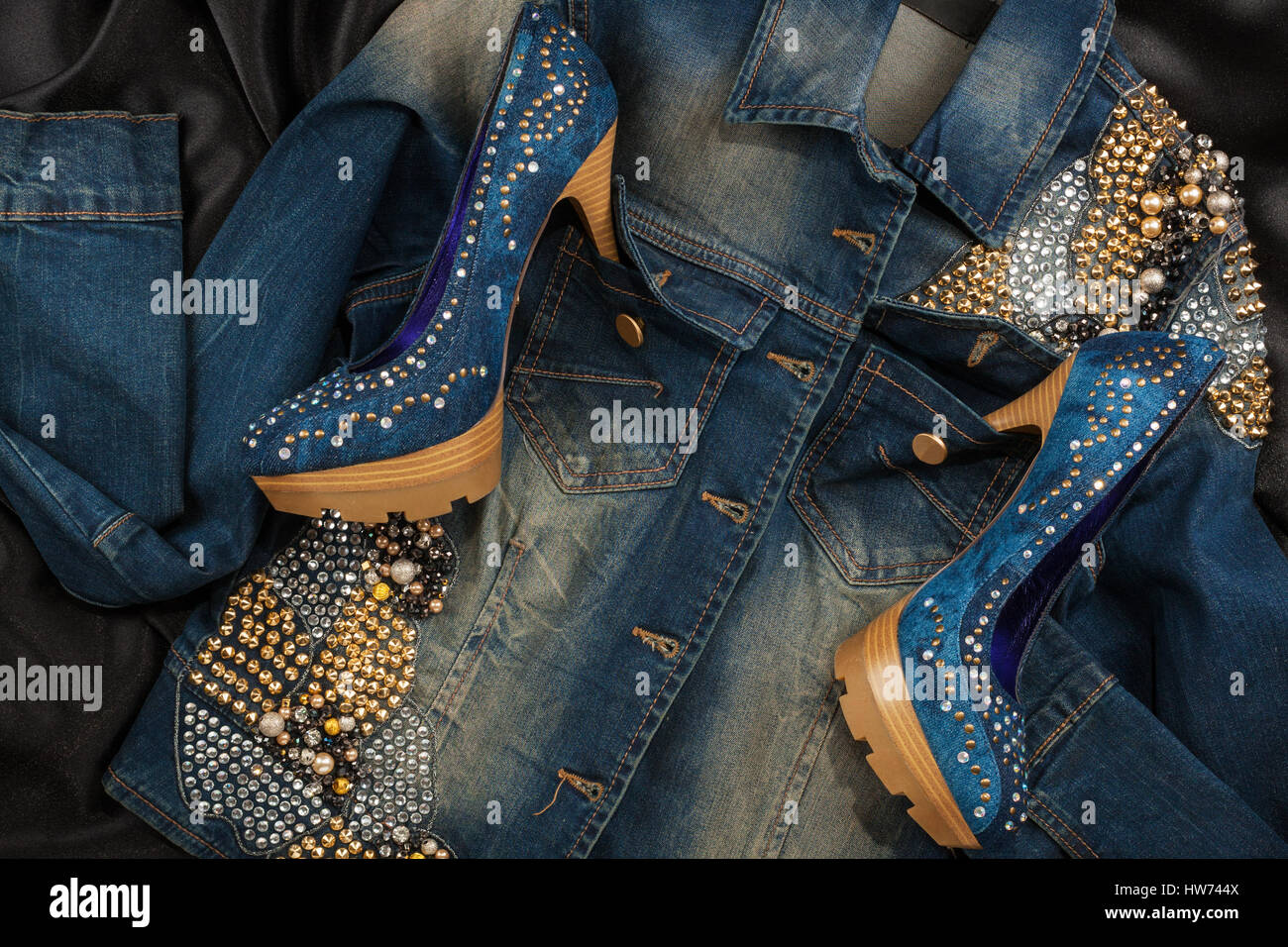 Tacchi alti delle scarpe sono inserite nelle tasche di una femmina di camicia di denim. Glamour moda femminile Foto Stock