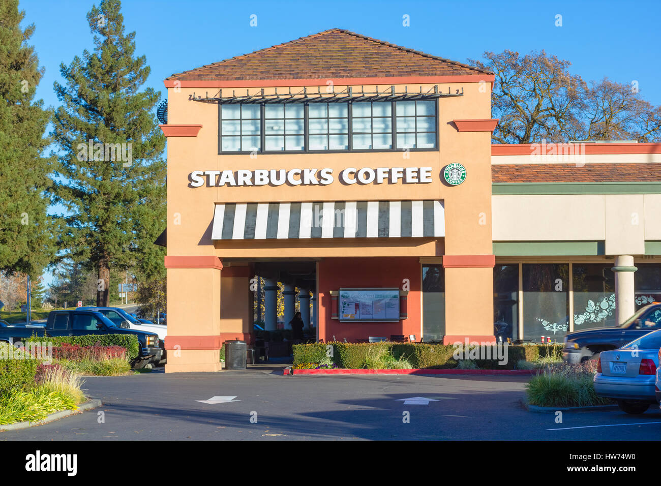 SACRAMENTO, Stati Uniti d'America - 21 dicembre: Starbucks shop su dicembre 21, 2013 a Sacramento, in California. Starbucks Corporation è un Americano global caffè comp Foto Stock
