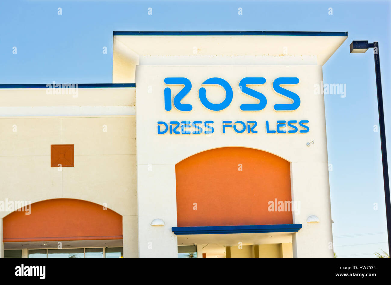 SACRAMENTO, Stati Uniti d'America - 5 settembre: ROSS store su settembre 5, 2013 a Sacramento, in California. Ross memorizza, Inc. è una catena di American off-prezzo departmen Foto Stock