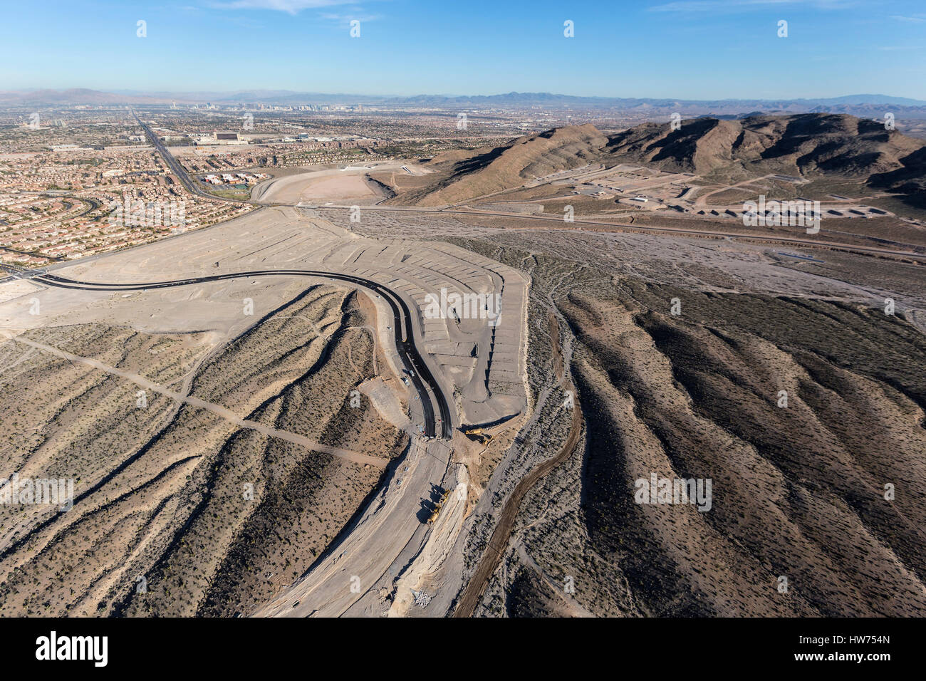 Vista aerea del deserto suburbano la crescita incontrollata di costruzione nella Comunità di Summerlin di Las Vegas, Nevada. Foto Stock