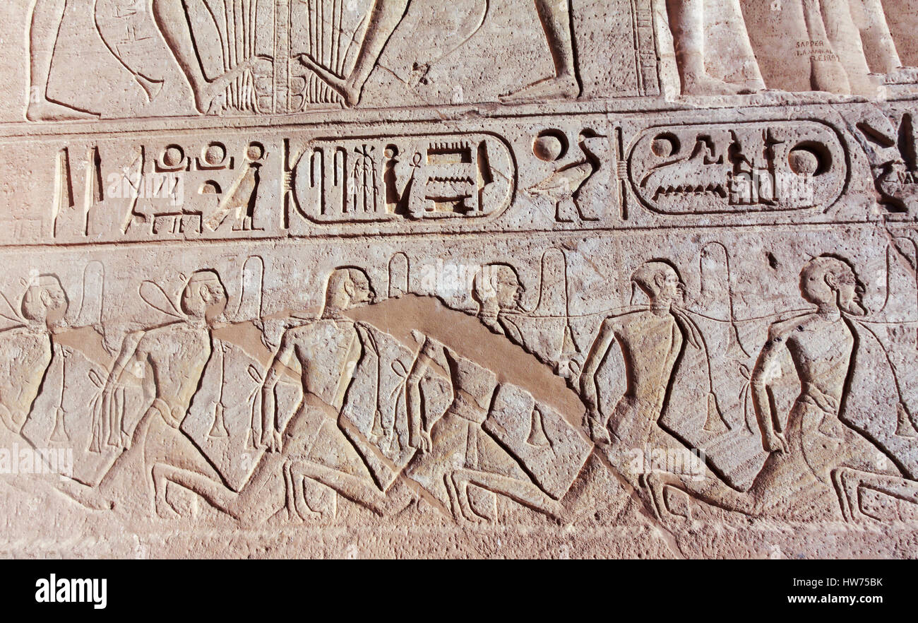 Antica civiltà egizia sculture di tombe murali su Ramses 2 Tempio esterno ad Abu Simbel Sito Patrimonio dell'Umanità dell'UNESCO Egitto Foto Stock