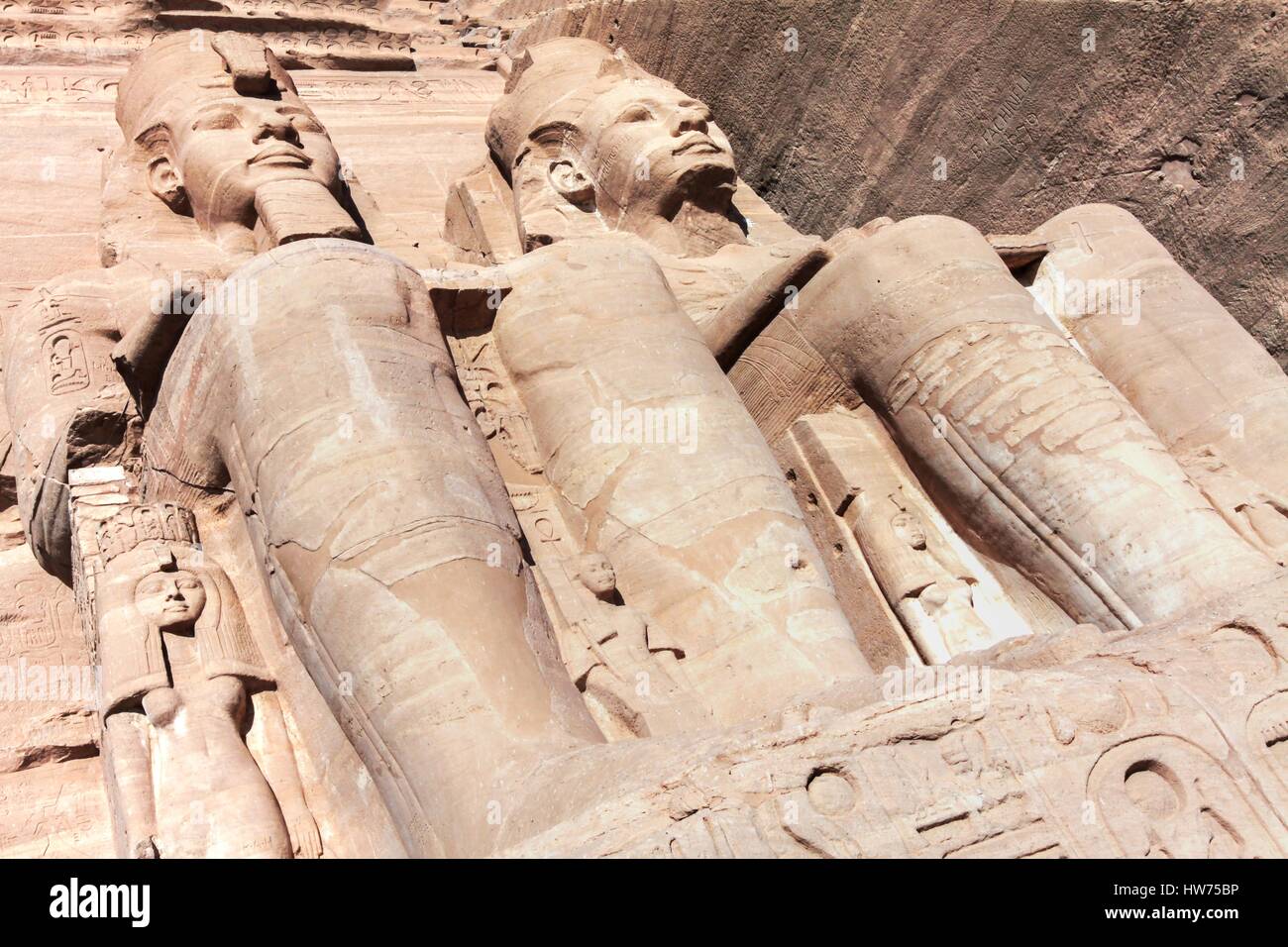 Ramses Second sitting Giant Statue Monument Side View. Ingresso al Tempio di Abu Simbel, antiche rovine d'epoca, area protetta dell'UNESCO in Egitto Foto Stock