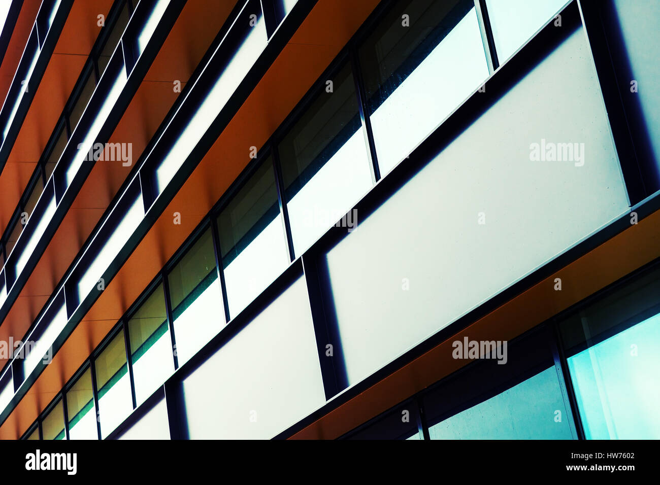 Moderno edificio industriale facciata colorata frammento astratto, lucido windows nella struttura in acciaio. Colorato di tonalità effetto filtro Foto Stock