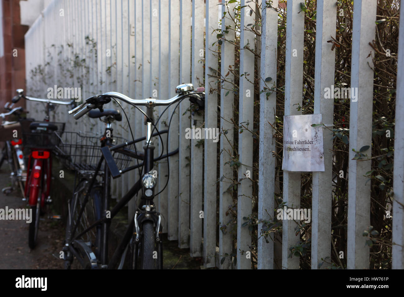 Fahrrad am Zaun abgeschlossen Foto Stock