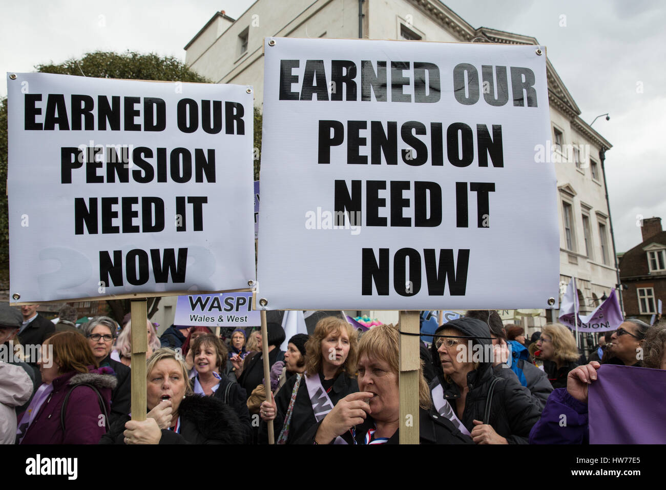 Londra, Regno Unito. 8 Marzo, 2017. Gli attivisti da donne contro la pensione statale di disuguaglianza (WASPI) protestare fuori del Parlamento sul bilancio di giorno e Internationa Foto Stock