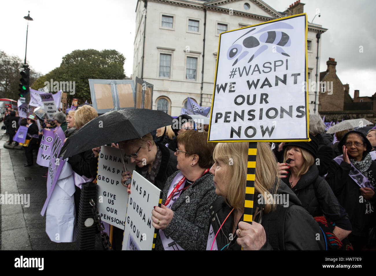 Londra, Regno Unito. 8 Marzo, 2017. Gli attivisti da donne contro la pensione statale di disuguaglianza (WASPI) protestare fuori del Parlamento sul bilancio di giorno e Internationa Foto Stock