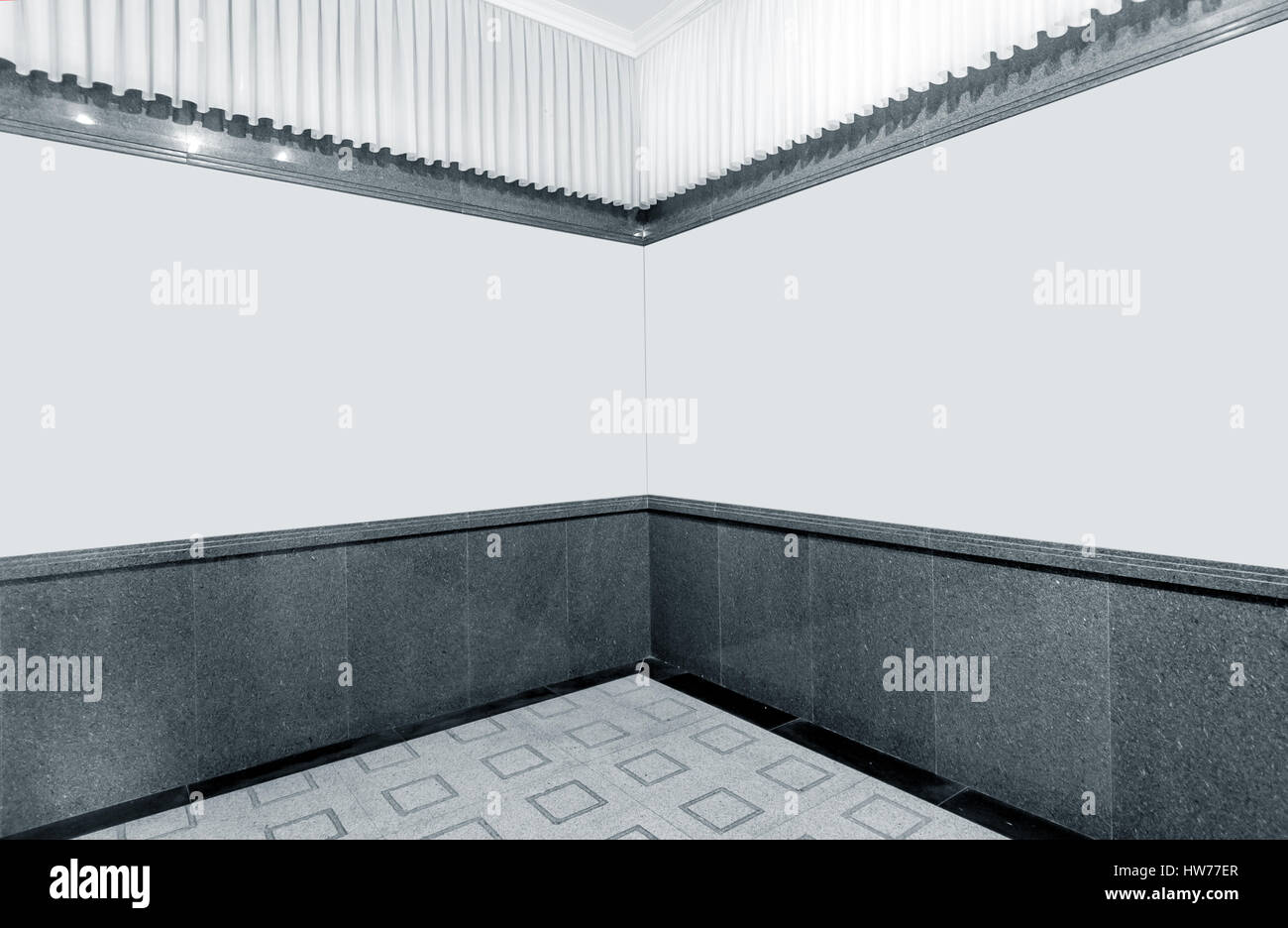 Cornici vuote in una stanza contro un muro bianco Foto Stock