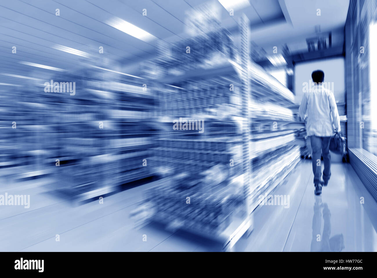 L uomo lo shopping nel supermercato Foto Stock