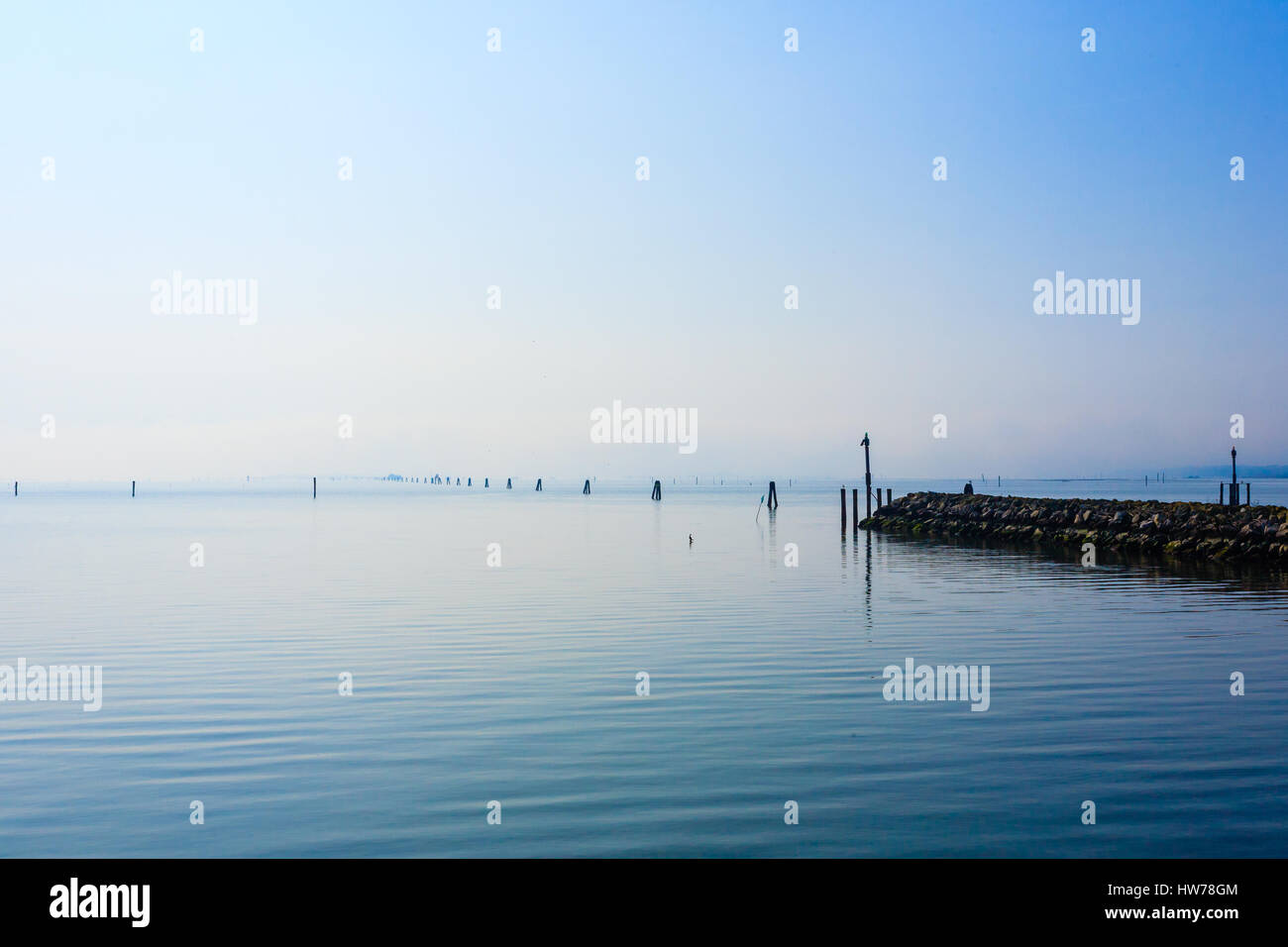 Struttura di frangionde sul mare adriatico. Goro vista della porta. Delta del Po le zone umide landmark. Italiano di destinazione di viaggio Foto Stock