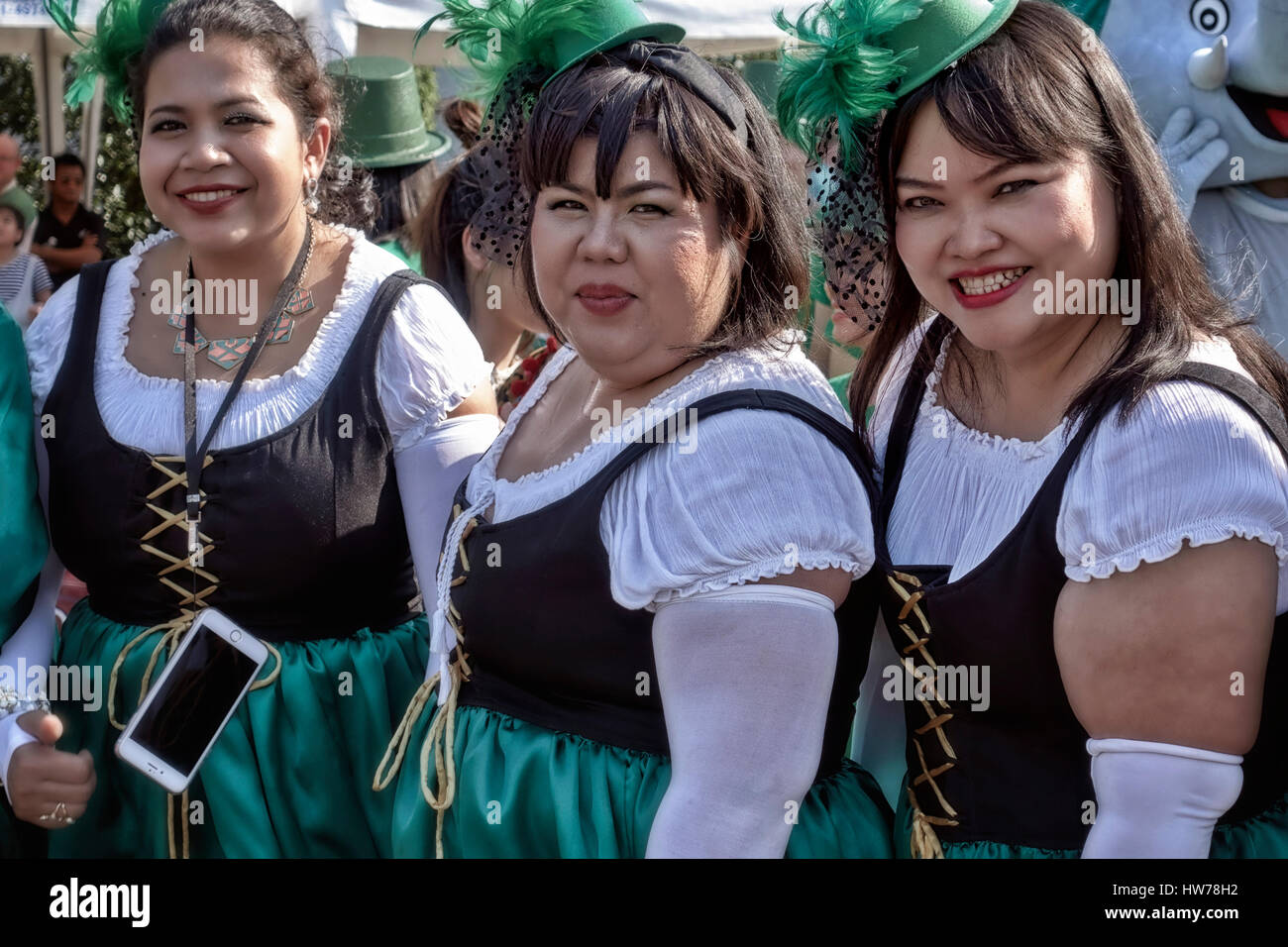 La festa di San Patrizio in Thailandia e tre dimensioni plus Thai femmine vestiti in irlandese tradizionale abito verde. Foto Stock