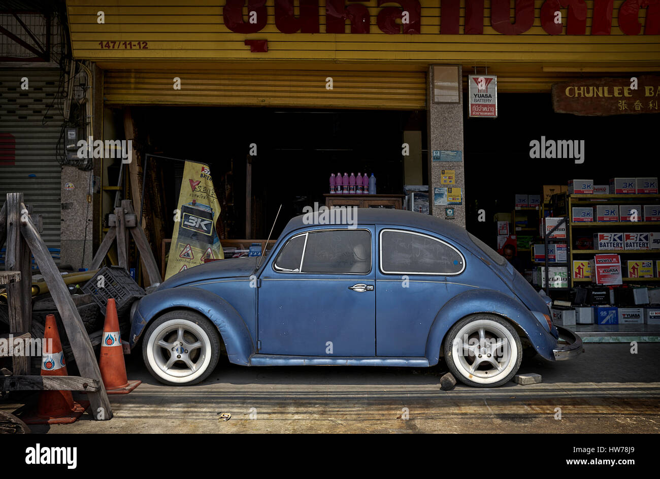 VW Beetle. Vecchio e trascurato vintage Volkswagen Beetle ora utilizzato come un prop pubblicitario in un negozio di accessori auto. Thailandia Sud-est asiatico Foto Stock