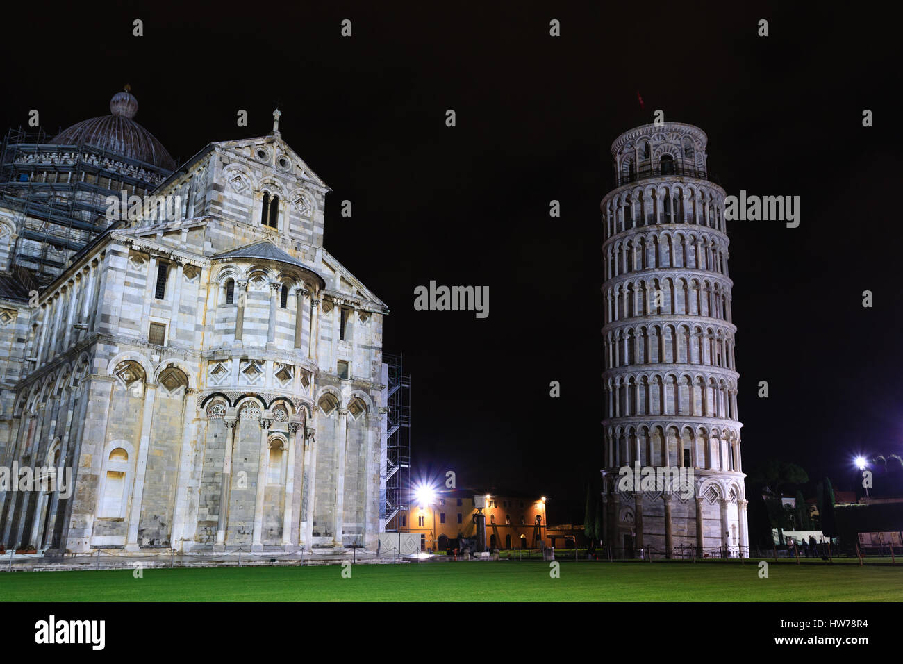 Piazza dei Miracoli con la Torre Pendente di Pisa, Italia. Punto di riferimento italiano Foto Stock