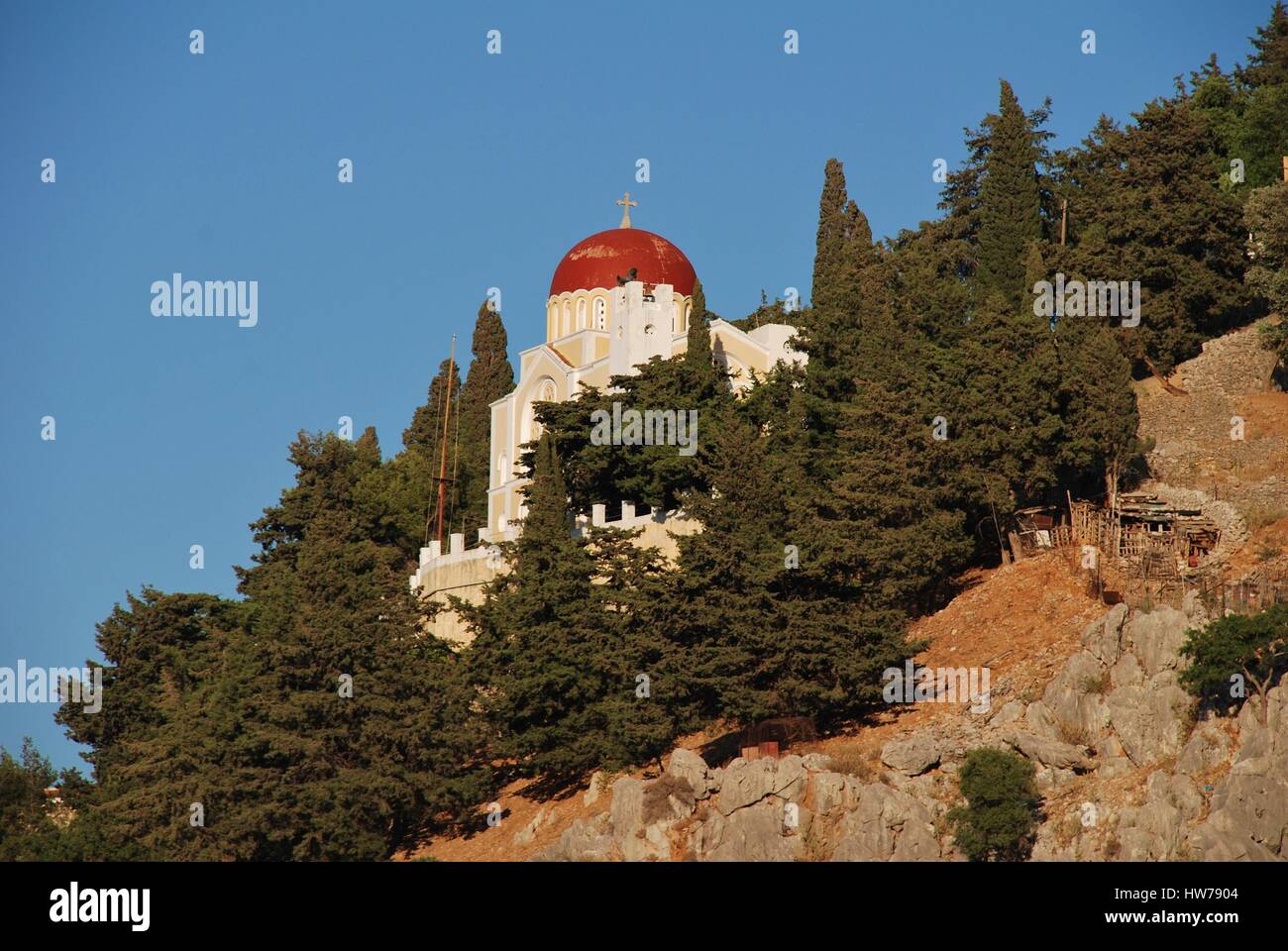 Una chiesa sulle colline sopra Yialos sull'isola greca di Symi. Foto Stock