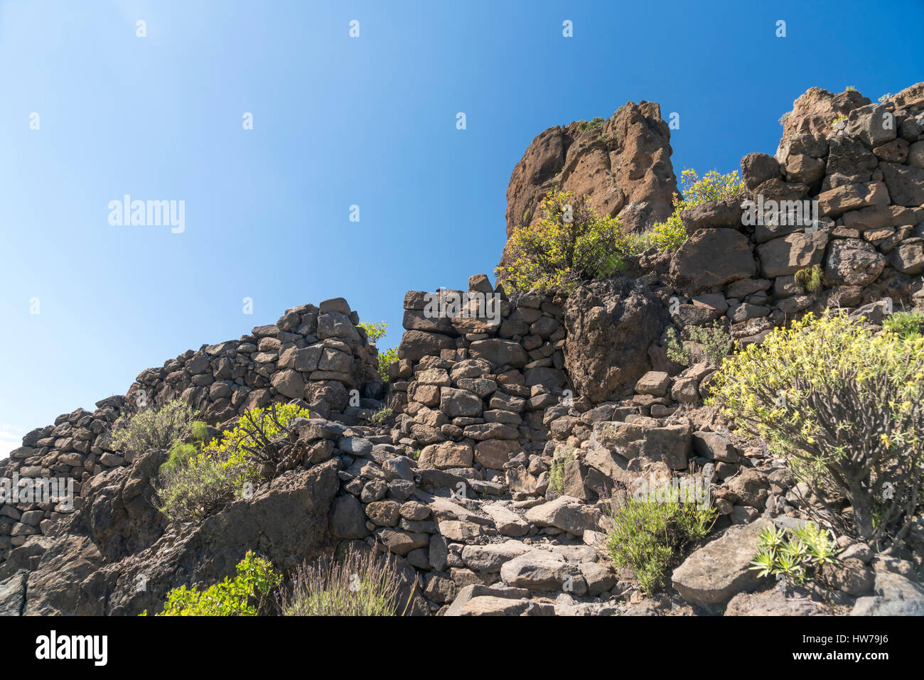 Steinmauern der Ureinwohner am monolito Roque Bentayga, Insel Gran Canaria, Kanarische isole, Spanien | pre ispanica pareti di pietra al monolito Roqu Foto Stock
