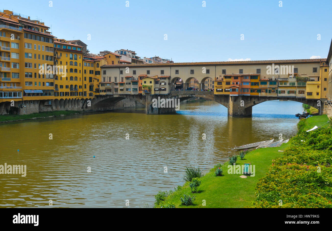 Panorama di Ponte Vecchio a Firenze sul fiume Arno Foto Stock