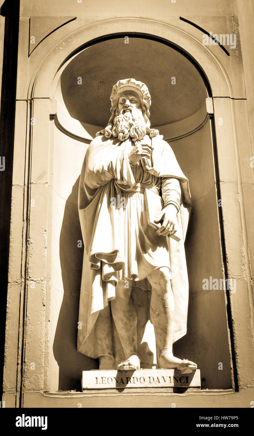 Dettagli architettonici della statua raffigurante Leonardo da Vinci a Firenze, Italia. Foto Stock