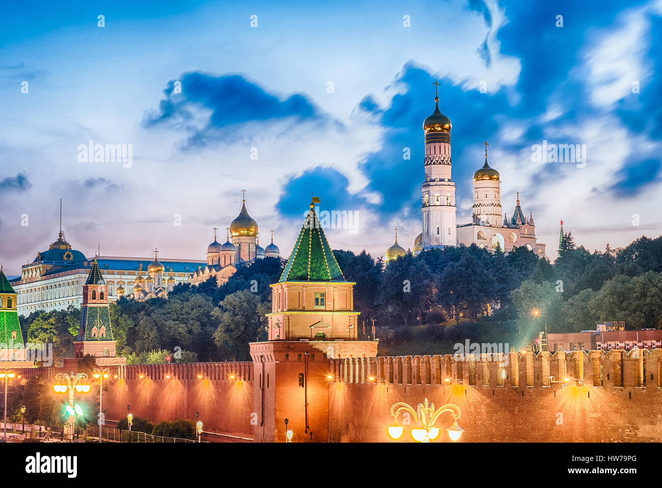 Vista panoramica sopra il Cremlino durante le ore di colore blu al tramonto, Mosca, Russia Foto Stock