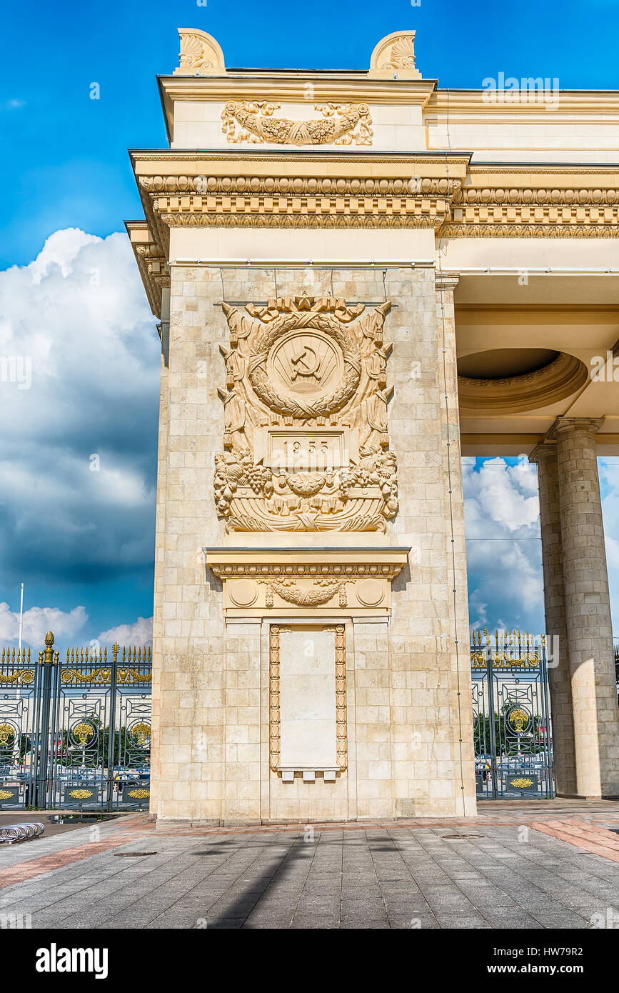 Simboli sovietica, parte del bassorilievo sulla porta principale di accesso di Gorky Park di Mosca Foto Stock