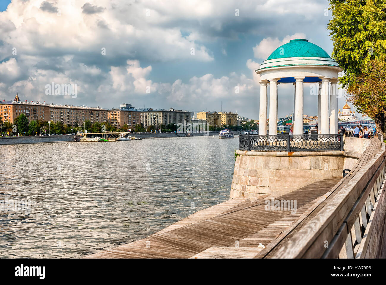 Antenna vista panoramica sopra il fiume Moskva da western legato del Gorky Park nel centro di Mosca, Russia Foto Stock