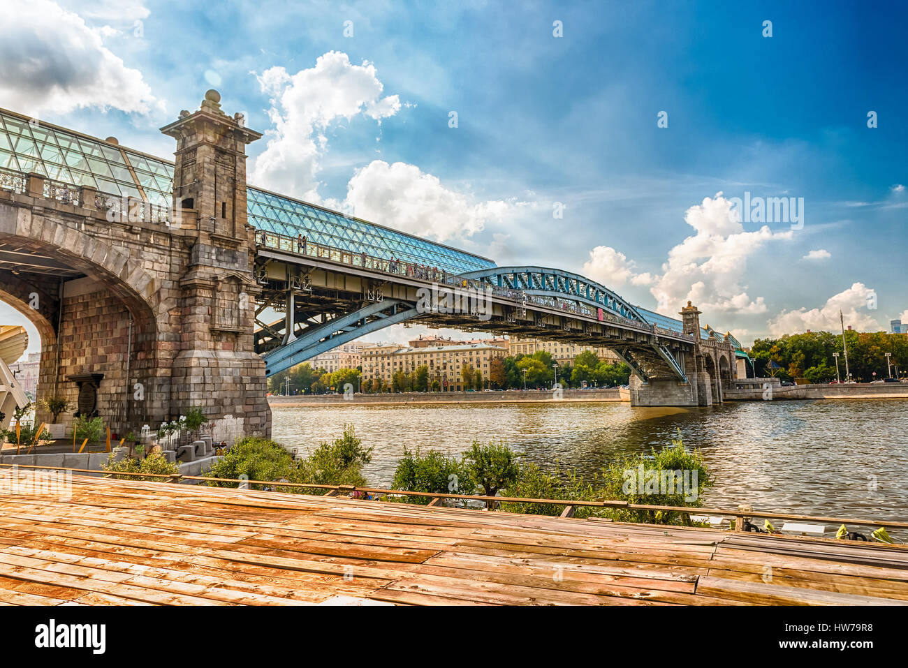 Vista su Pushkinsky ponte pedonale da Gorky Park nel centro di Mosca, Russia Foto Stock