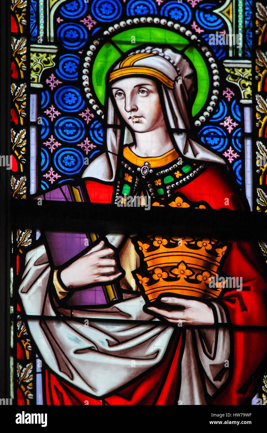 Vetro colorato nella chiesa di Sablon a Bruxelles, Belgio, raffiguranti Santa Elisabetta, regina d'Ungheria, un simbolo della carità cristiana. Foto Stock