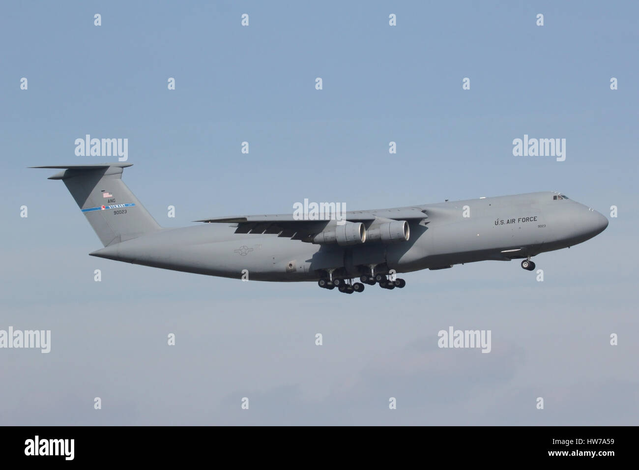 Lockheed C-5una galassia da 105Airlift Wing a Stewart ANGB, New York sull approccio alla pista Mildenhalls 11. Foto Stock