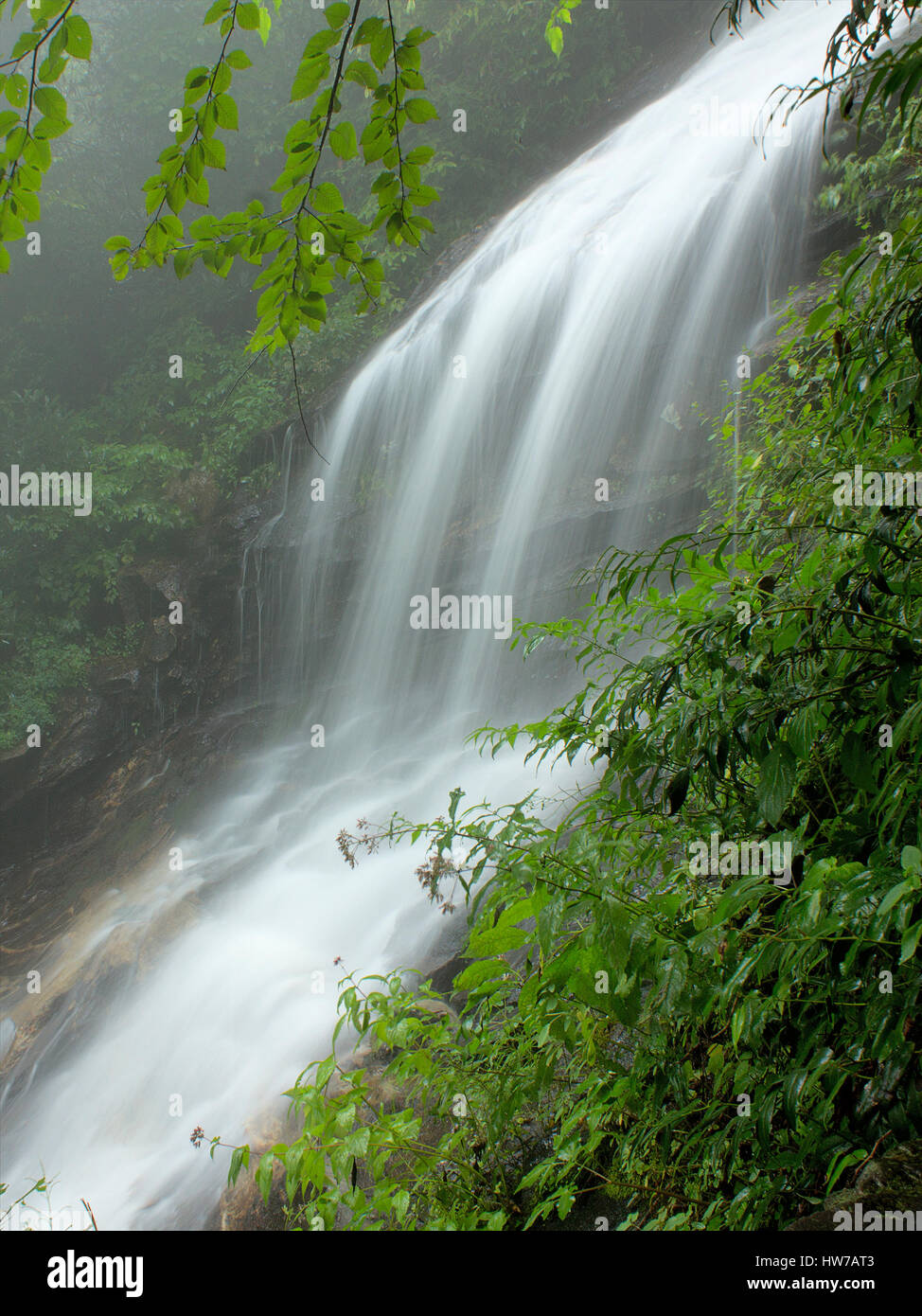 Tempo di esposizione della cascata in Blue Ridge Mountains Foto Stock