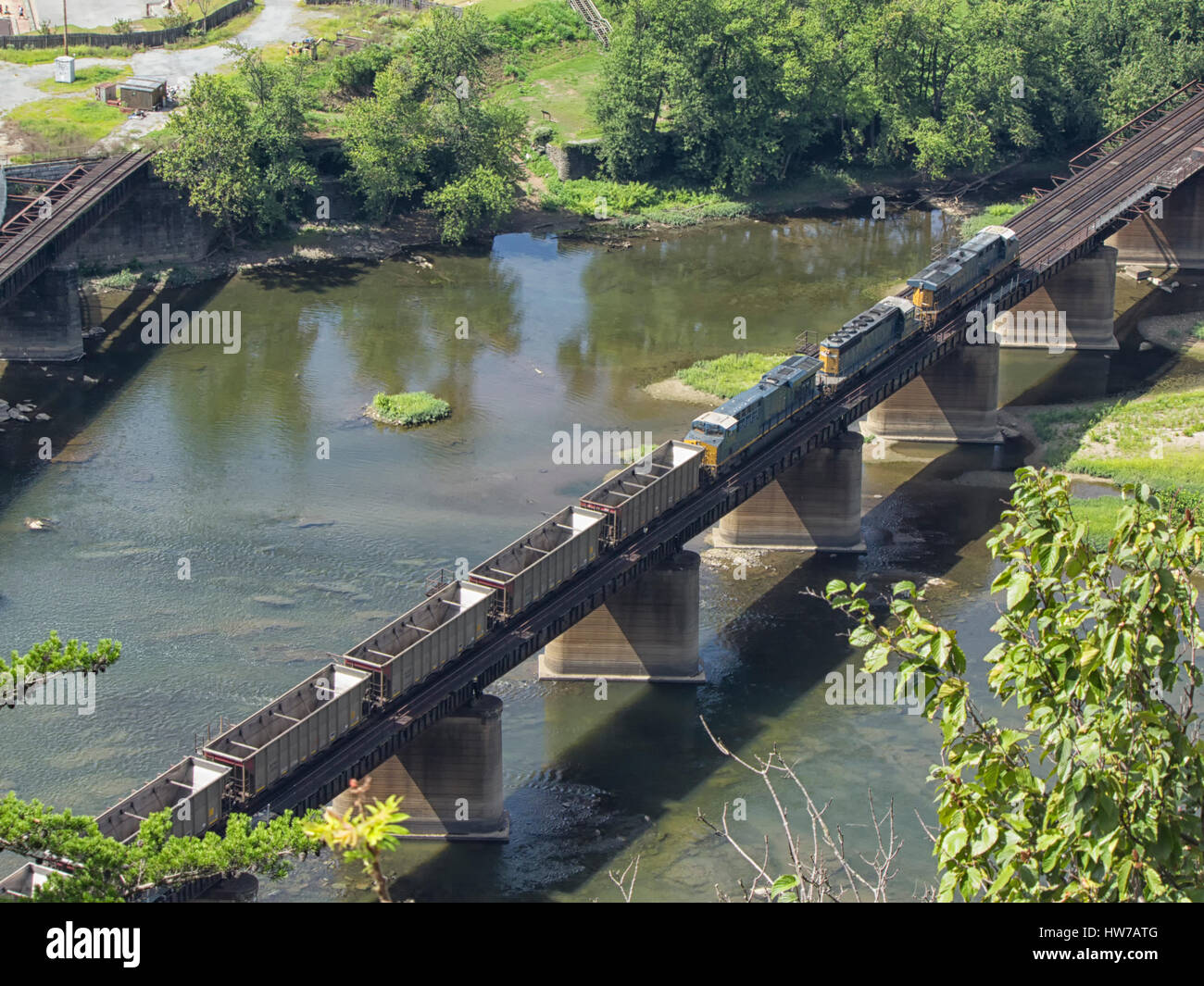 Svuotare il carbone vetture attraversando ponte ferroviario oltre il Fiume Potomac Foto Stock