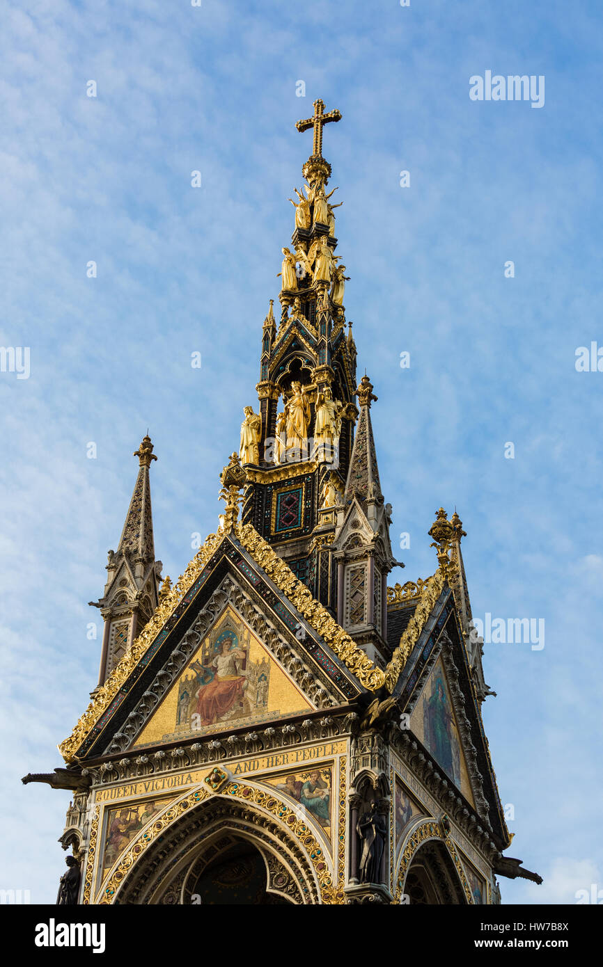 In alto di una chiesa d'oro, la torre della cattedrale cattolica Foto Stock