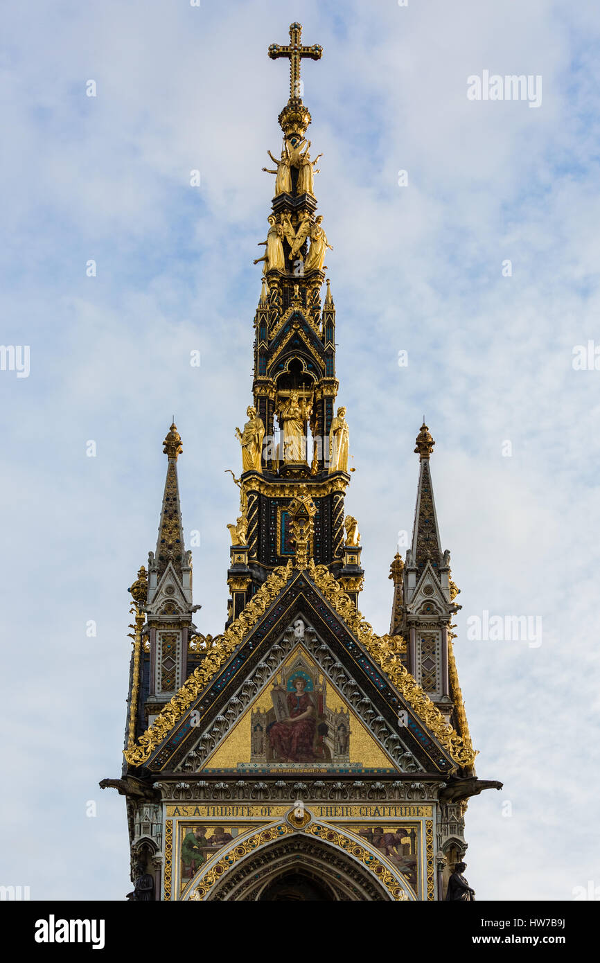 In alto di una chiesa d'oro, la torre della cattedrale cattolica Foto Stock