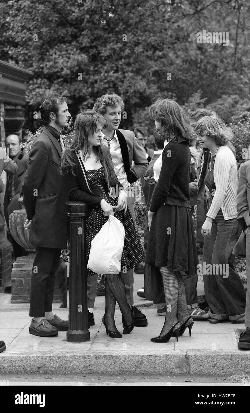 Gli appassionati di musica prendere parte al Rock and Roll campagna Radio marzo attraverso il centro di Londra, in Inghilterra il 15 maggio 1976. La campagna mira a ottenere più stile anni cinquanta il rock and roll suonato musica su BBC Radio. Foto Stock