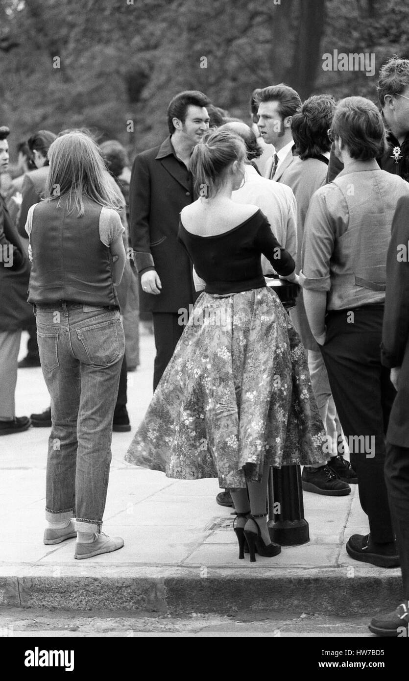 Gli appassionati di musica prendere parte al Rock and Roll campagna Radio marzo attraverso il centro di Londra, in Inghilterra il 15 maggio 1976. La campagna mira a ottenere più stile anni cinquanta il rock and roll suonato musica su BBC Radio. Foto Stock