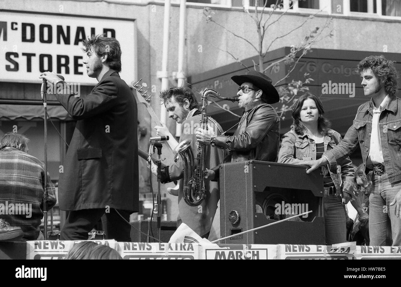 British rockabilly gruppo i battenti piattini suonare dal vivo durante il Rock and Roll campagna Radio marzo nel centro di Londra, in Inghilterra il 15 maggio 1976. La campagna mira a ottenere più stile anni cinquanta il rock and roll suonato musica su BBC Radio. Foto Stock