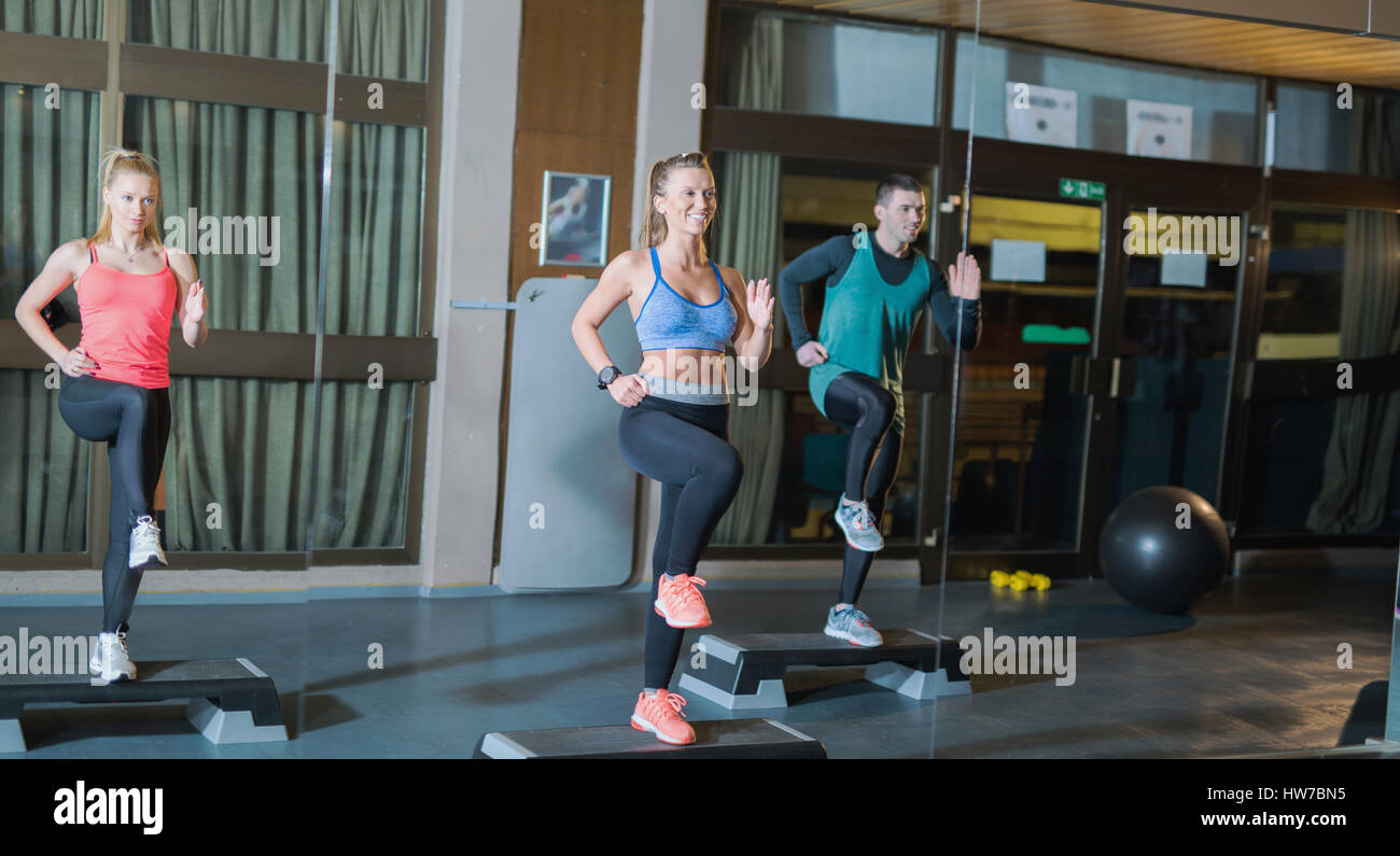 Tre giovani adulti formazione insieme in palestra Foto Stock