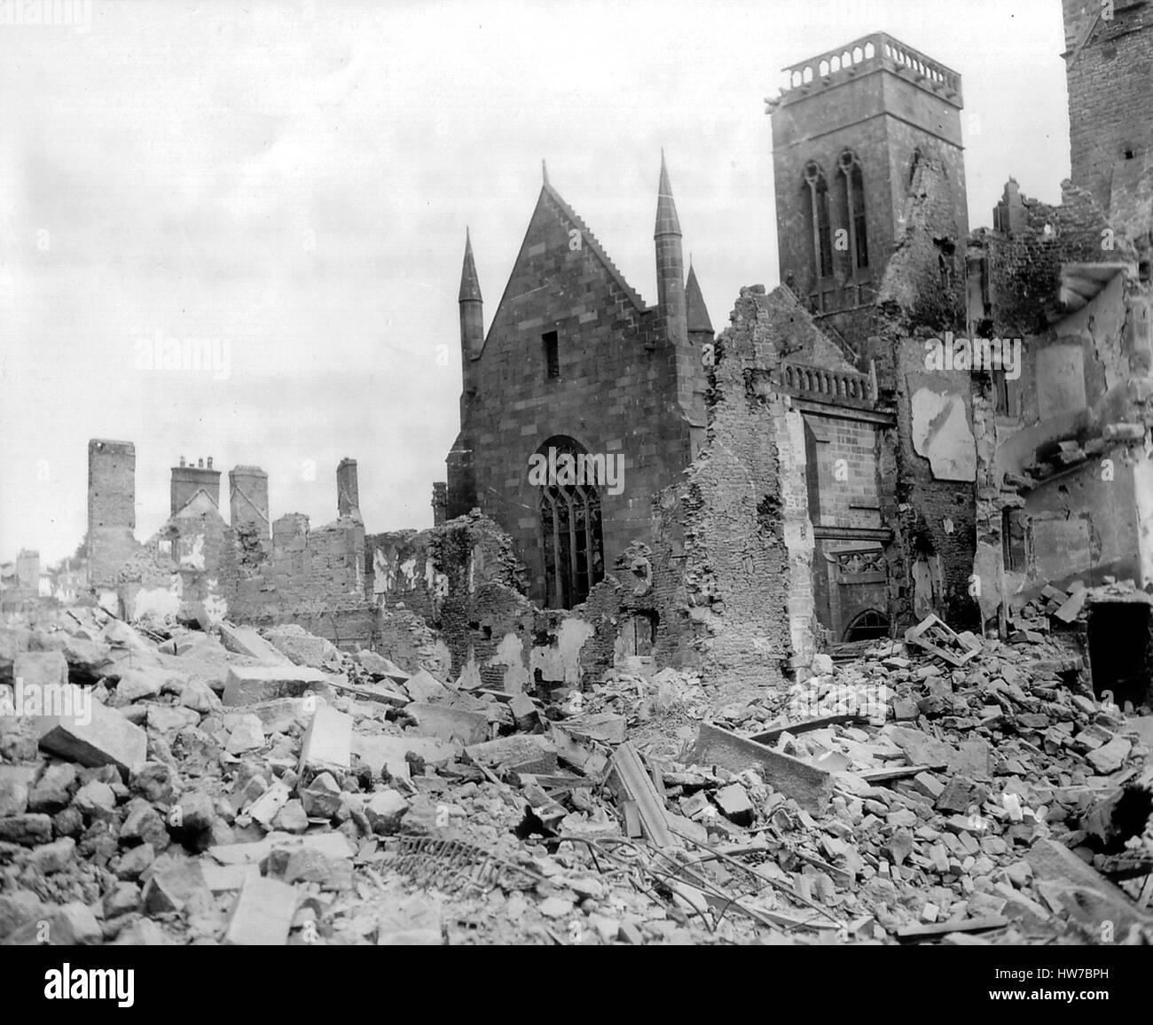 La Normandia, Francia, giugno 1944. Villaggi e città in rovine dopo i bombardamenti e combattimenti, la II Guerra Mondiale Foto Stock