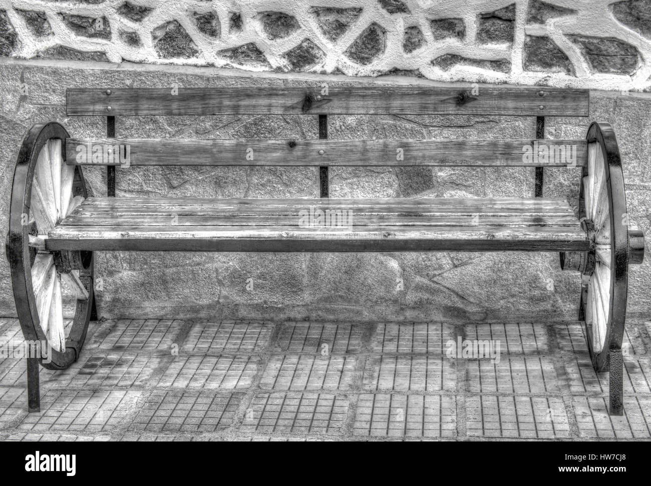 Bellissima panca in legno con ruote per la decorazione in bianco e nero Foto Stock